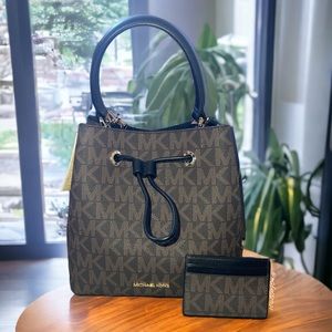 Michael Kors Suri Medium Bucket Messenger + Cardholder Set Brn/Blk Signature NWT